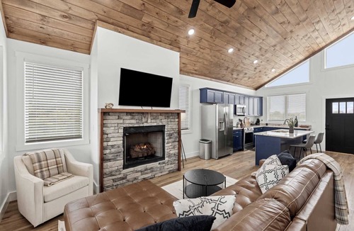 Rogers Cabin | Date Night Cabin - Romantic, Sauna, Views, Hot Tub