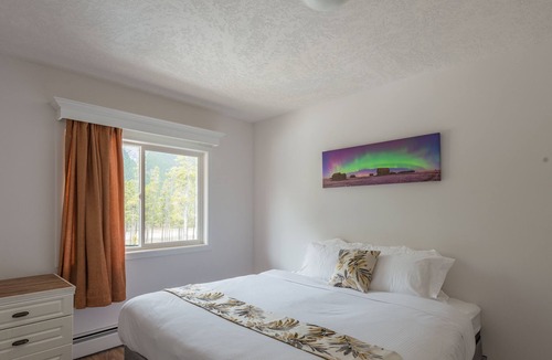 Cline River Hotel | David Thompson Resort Hotel