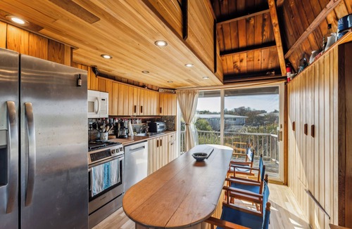 Bayberry Dunes House | Davis Park FI Handkerchief House AC Sleeps 12 Large Hot Tub, Large deck with Hot tub Pet friendly l