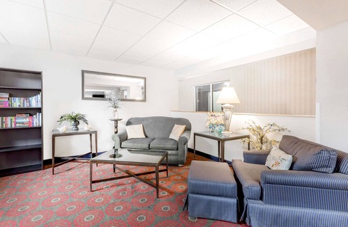 Cedar Falls Hotel | Days Inn by Wyndham Cedar Falls- University Plaza