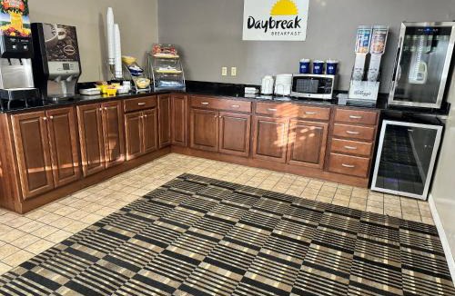 Cloverdale Hotel | Days Inn by Wyndham Cloverdale Greencastle