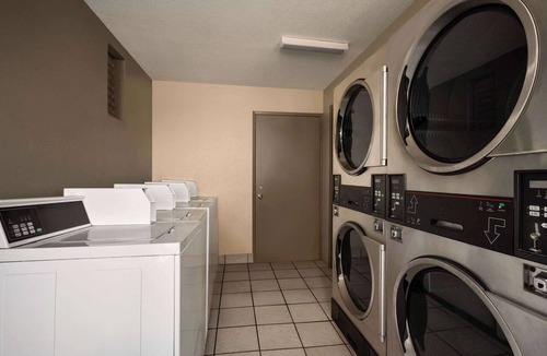 Raisin Hotel | Days Inn by Wyndham Fresno South