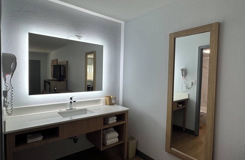 Gainesville Hotel | Days Inn by Wyndham Gainesville Hospital/University Area