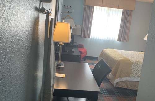 Greenwood Hotel | Days Inn by Wyndham Greenwood SC
