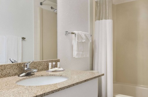 Downtown Hotel | Days Inn by Wyndham Lethbridge