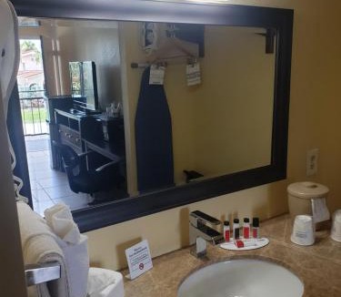 St. Petersburg Hotel | Days Inn by Wyndham St. Petersburg/Tampa Bay Area