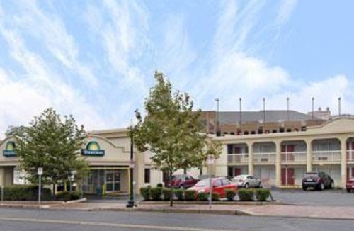 Downtown Hotel | Days Inn by Wyndham Silver Spring