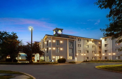 Arlington Heights Hotel | Days Inn & Suites by Wyndham Arlington Heights