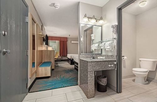 Mount Pleasant Hotel | Days Inn & Suites by Wyndham Mt Pleasant