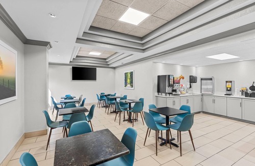 Cedar Rapids Hotel | Days Inn & Suites by Wyndham Cedar Rapids