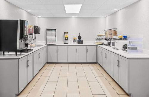 Cedar Rapids Hotel | Days Inn & Suites by Wyndham Cedar Rapids