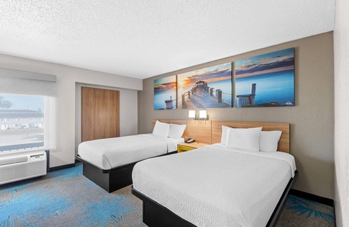Cedar Rapids Hotel | Days Inn & Suites by Wyndham Cedar Rapids