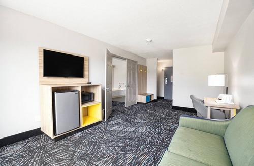 Norton Shores Hotel | Days Inn & Suites by Wyndham Norton Shores/Muskegon