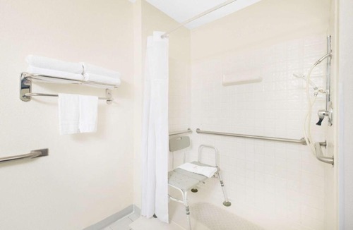 Fargo Hotel | Days Inn & Suites by Wyndham Fargo 19th Ave/Airport Dome