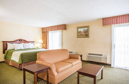 Sutton Hotel | Days Inn & Suites by Wyndham Sutton Flatwoods