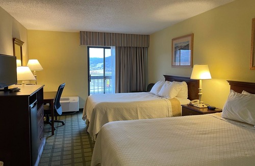 Sutton Hotel | Days Inn & Suites by Wyndham Sutton Flatwoods