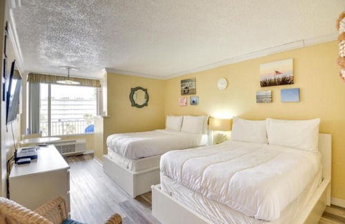 Lenox Park Apartment | Daytona Beach Studio w/Private Lanai 1 Mi to Pier