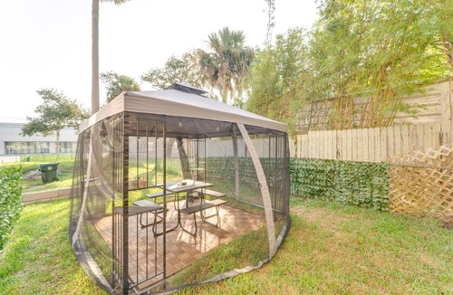 Smith's Memento Apartment | Daytona Beach Studio: Walk to Boardwalk + Pier!