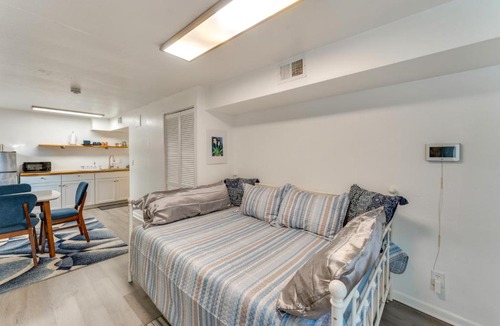 Smith's Memento Apartment | Daytona Beach Studio: Walk to Boardwalk + Pier!