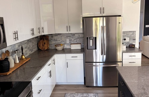 Westerose Cabin | Daze Off - Modern Cabin at Pigeon Lake (Pet Friendly)