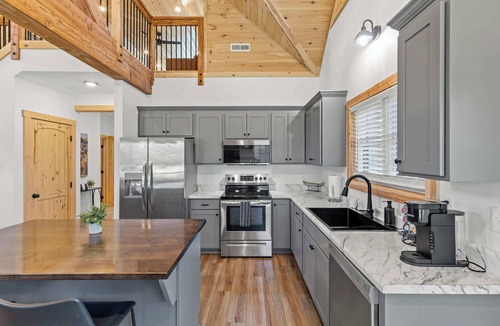 Rogers Cabin | Daze Off - Natural Bridge, Luxury, Hot Tub, SUP Ky