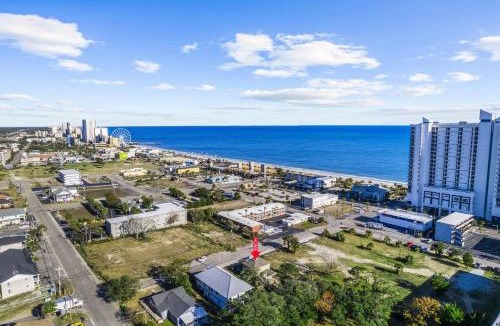 Myrtle Beach House | Dazzling Centrally Located Ocean View w 2 Kings, Huge Private Yard, 2 Decks, Firepit, BBQ