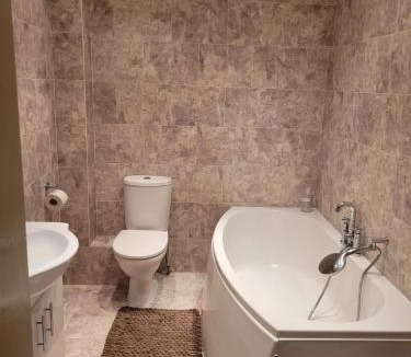 Sherborne St. John House | Dbl room with ensuite Bathroom and large windows, free parking