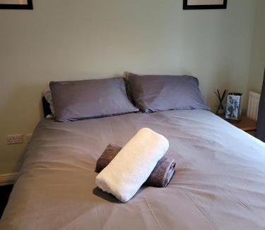 Sherborne St. John House | Dbl room with ensuite Bathroom and large windows, free parking