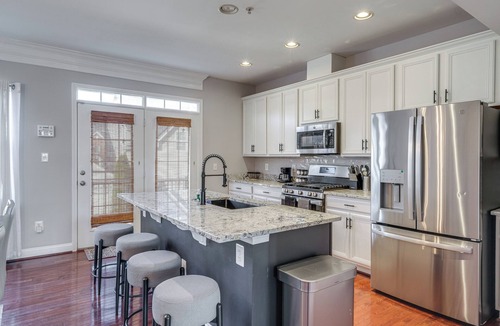 Laurel House | DC Area Base w/Easy Transit Access + Game Room