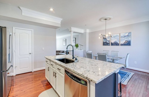 Laurel House | DC Area Base w/Easy Transit Access + Game Room