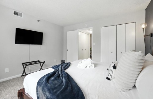Crystal City Apartment | DC Launchpad Sleeps 8 |King Bed, Balcony & Parking