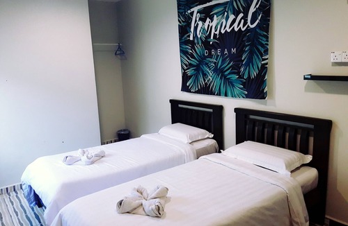 Kampung Bakau Tinggi Hotel | De Chukai Hotel