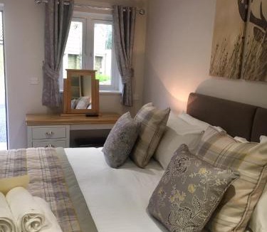 Nantgarw House | De Courceys Manor Suites & Cottages