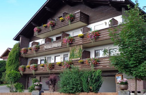 Rittsteig Apartment | Gemütliches Mehrbettzimmer mit Panoramablick in den Hohenbogenwinkel