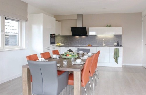 Idskenhuizen House | De Singelier is an 8 person wellness water villa