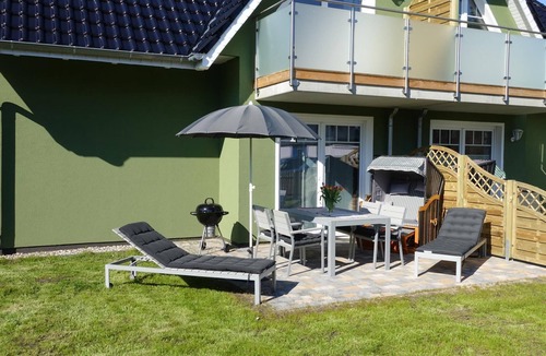 Born auf dem Darss Apartment | De Windroos - terrace, beach chair, sun loungers, close to the Bodden, Baltic Sea 6km away
