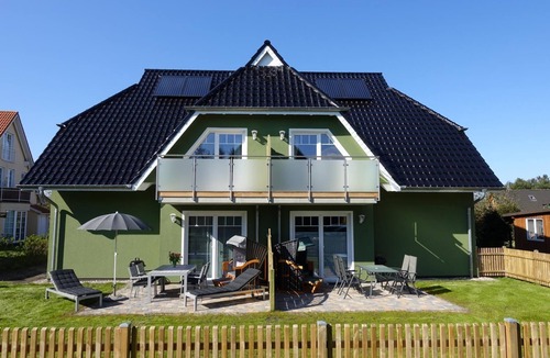 Born auf dem Darss Apartment | De Windroos - terrace, beach chair, sun loungers, close to the Bodden, Baltic Sea 6km away