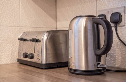 Kirkheaton Apartment | Dealhouse 1-Bedroom Ideal for Business & Leisure