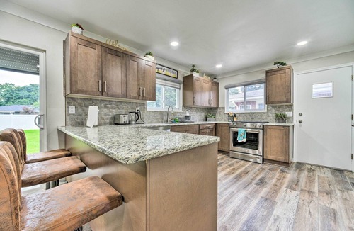 Dearborn Heights House | Dearborn Heights Home ~ 16 Mi to Downtown Detroit!
