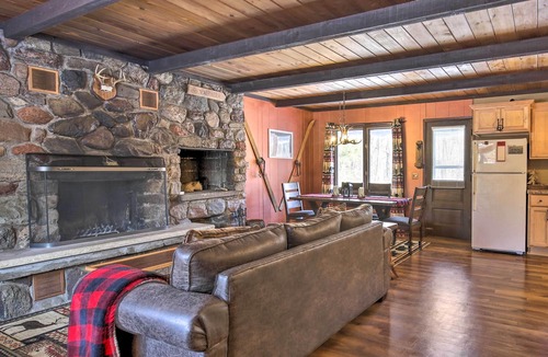 Bessemer Cabin | Deck + Fire Pit: Family Cabin in Bessemer