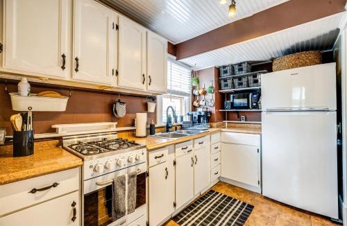 Manitou Springs House | Deck & Fire Pit: Manitou Mountain Retreat