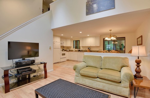Pocono Lake Cottage | Deck & Fire Pit: Pocono Lake Home Near Skiing!