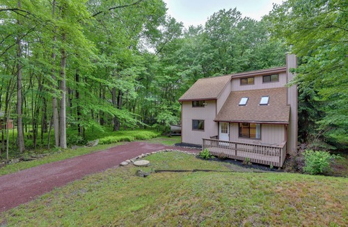 Pocono Lake Cottage | Deck & Fire Pit: Pocono Lake Home Near Skiing!