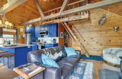 Cresco Cabin | Deck + Forest Views: Secluded Cresco Cabin!