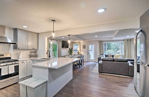 Education Hill Cottage | Deck + Game Room: Redmond Home ~ 17 Mi to Seattle