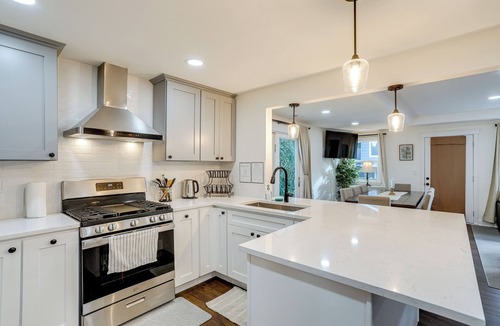 Education Hill Cottage | Deck + Game Room: Redmond Home ~ 17 Mi to Seattle