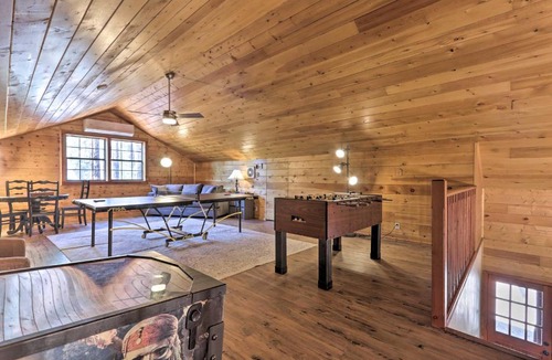 Pine House | Deck, Games & Fire Pit: Modern Pine Cabin!