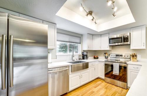 Munds Park House | Deck & Golf Course Views: Munds Park Condo!