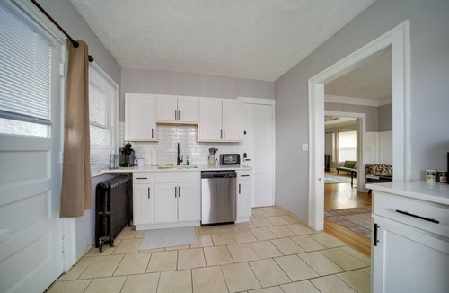 Cleveland Apartment | Deck, Pool Table! Walkable Cleveland Heights Apt