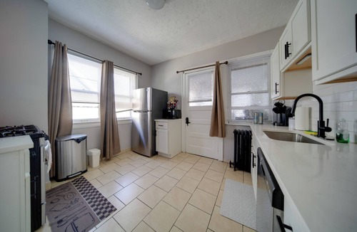 Cleveland Apartment | Deck, Pool Table! Walkable Cleveland Heights Apt